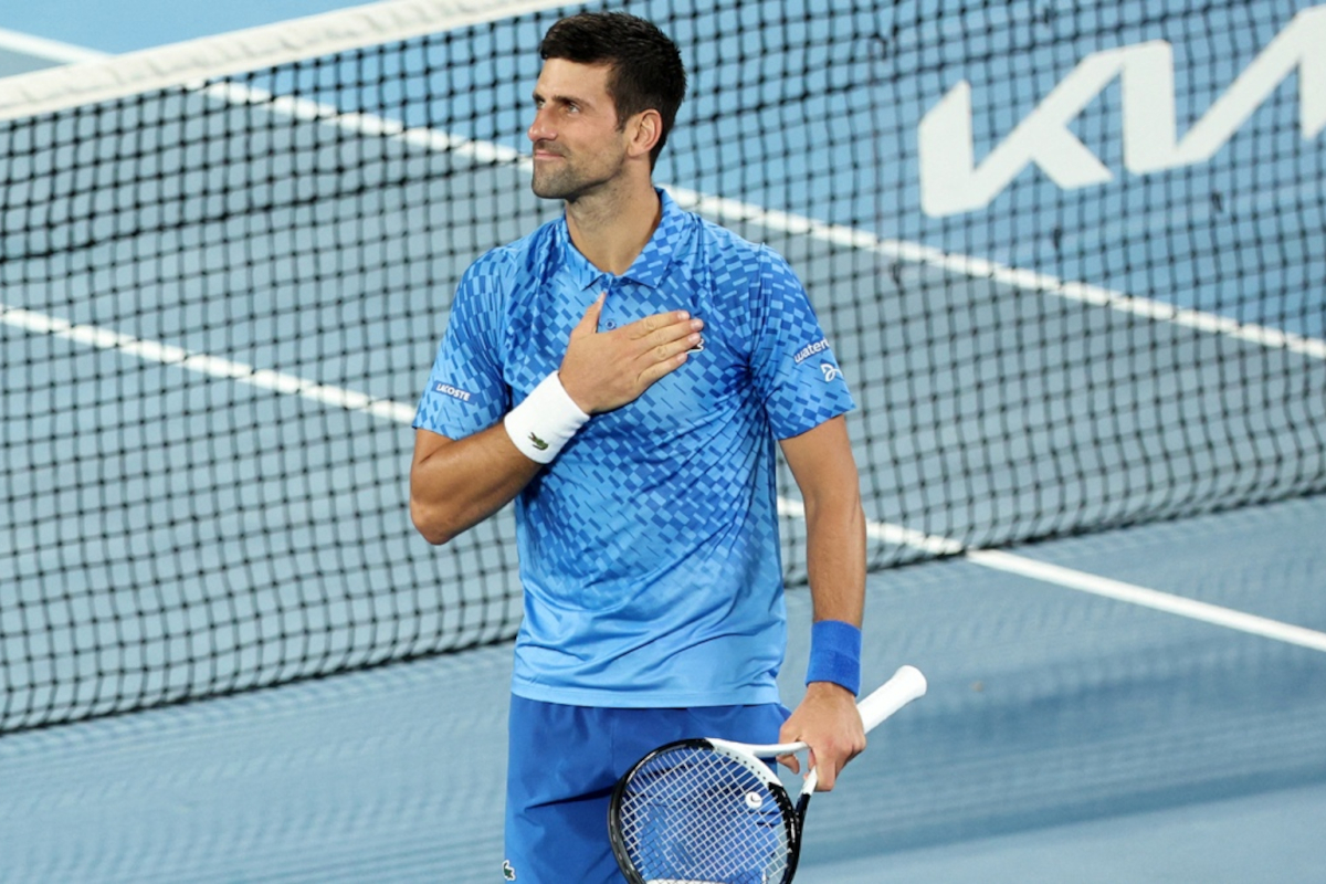 El serbio Djokovic avanzó a la tercera ronda en su camino al décimo título