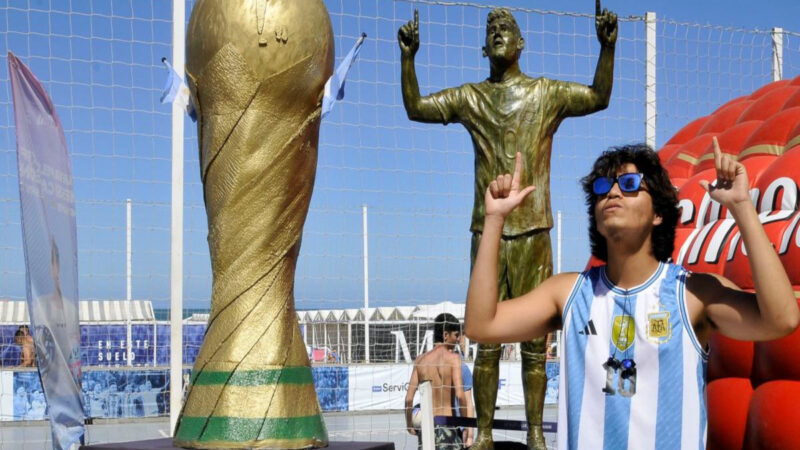Mar del Plata tiene la primera estatua de Lionel Messi con las tres estrellas
