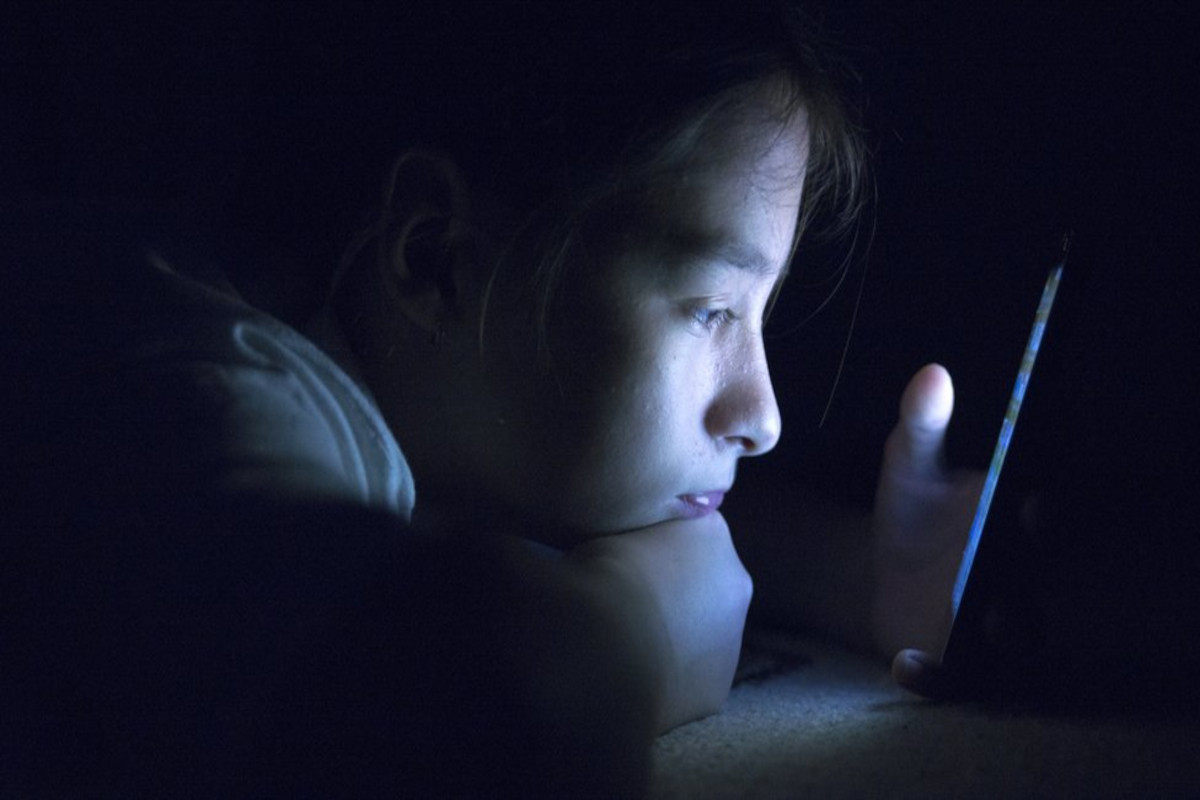 El uso de celulares y computadoras antes de dormir incrementa el bruxismo