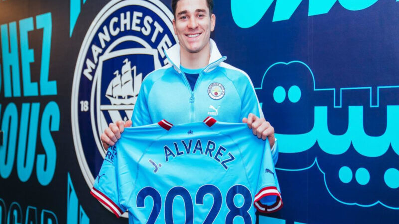 Julián Alvarez firmó la renovación de contrato con el City