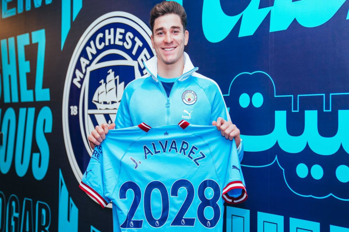 Julián Alvarez firmó la renovación de contrato con el City