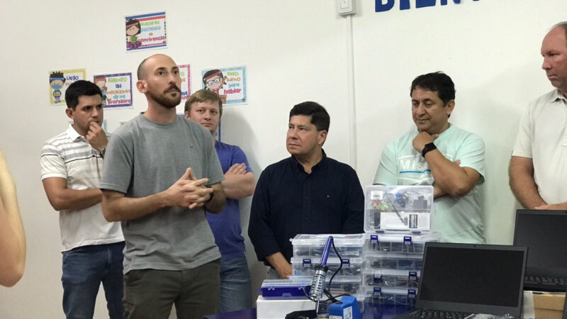 Entrega de kit para clases de robótica en el Bicentenario